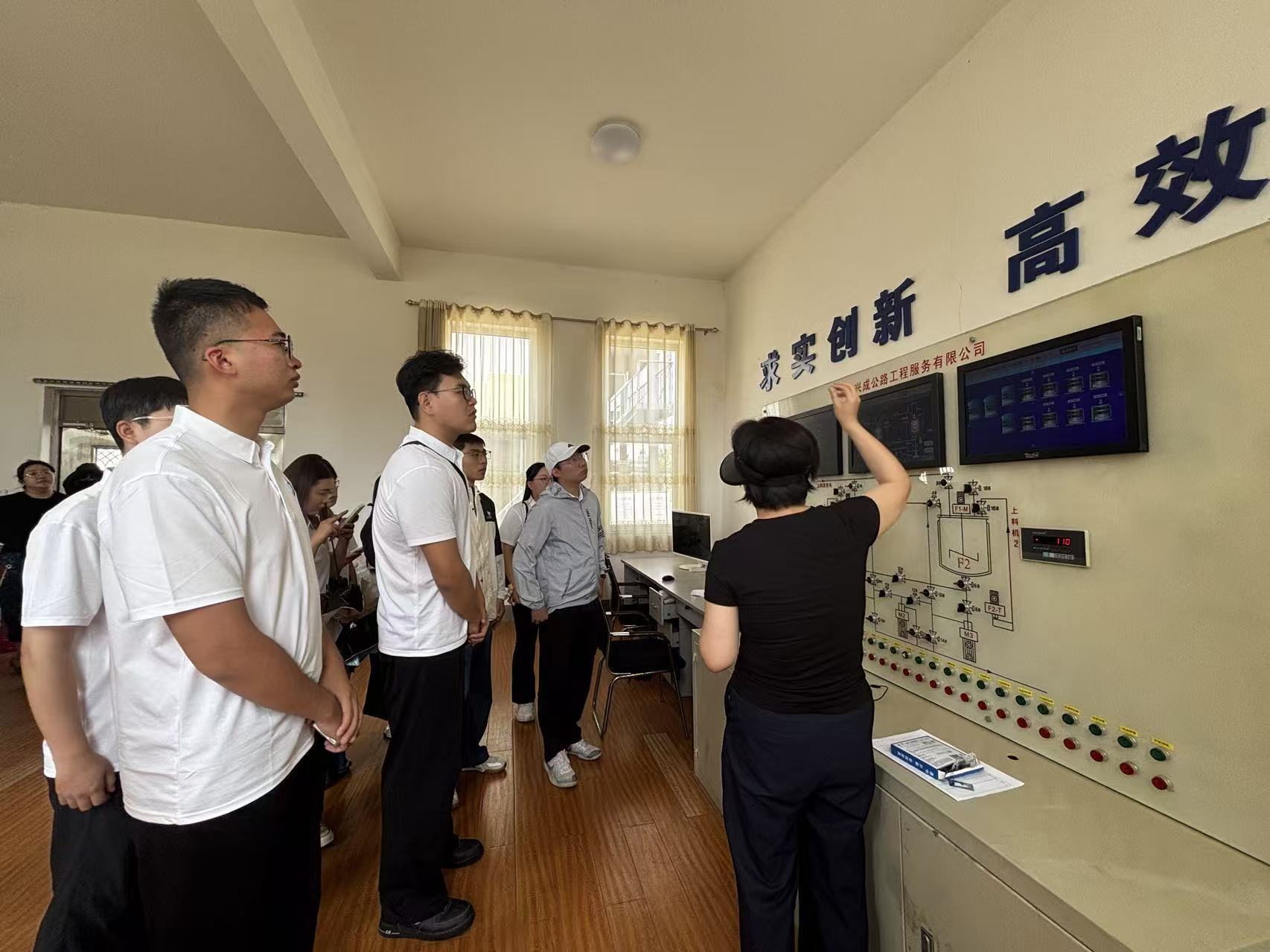 05路桥集团润兴成公司现场观摩学习.jpg 05路桥集团润兴成公司现场观摩学习.jpg