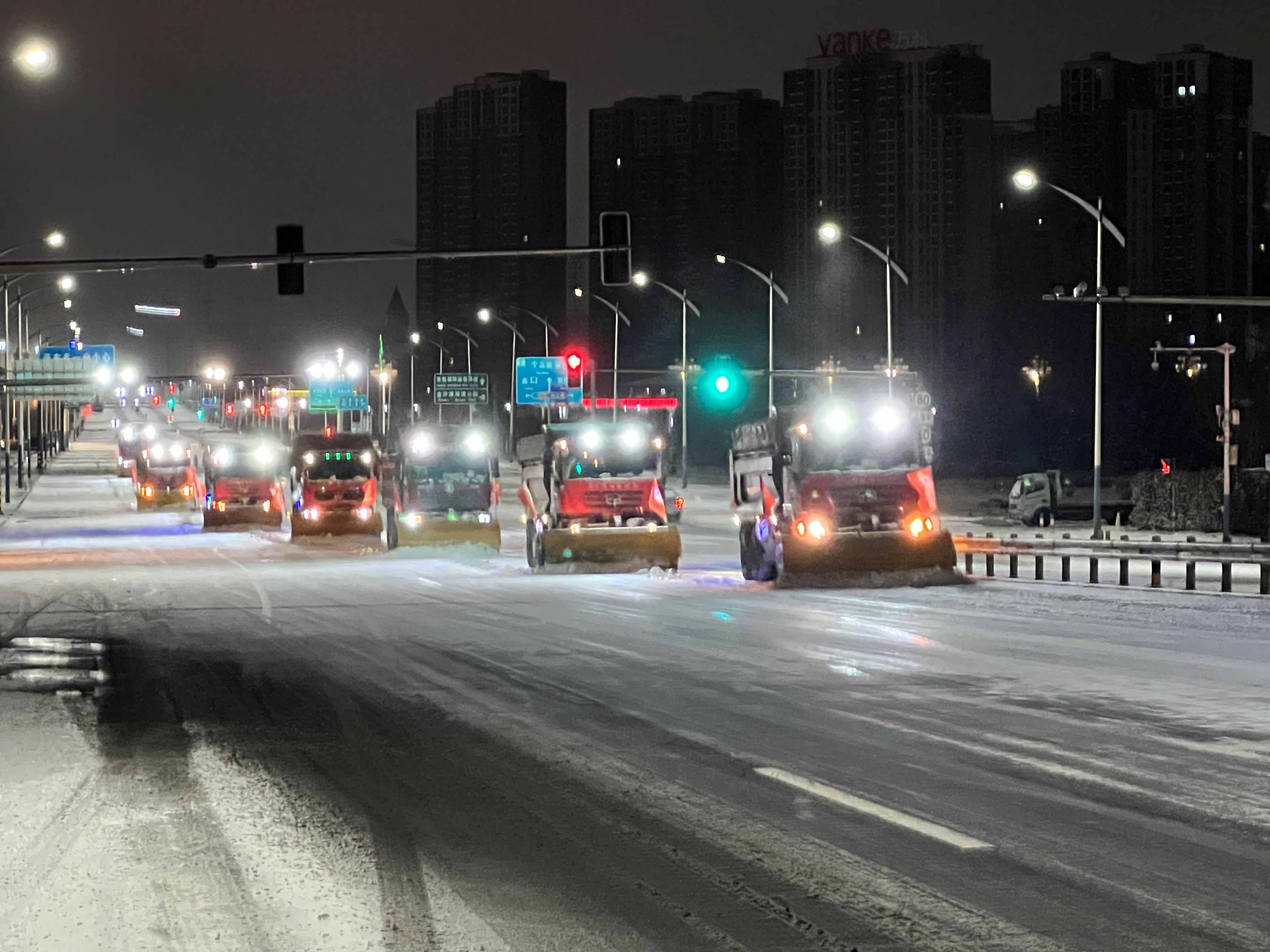 2021年12月25日，清雪防滑队伍梯形作业保障道路安全畅通.jpg