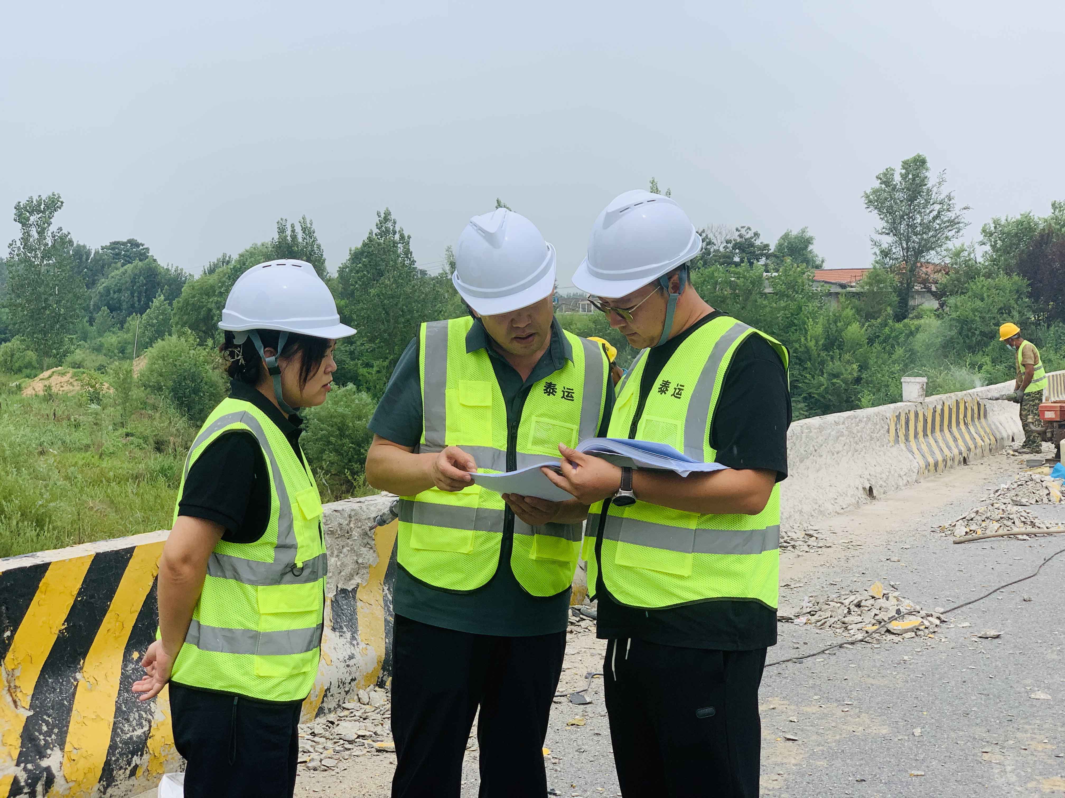 泰运交通设施公司施工现场.jpg 泰运交通设施公司施工现场.jpg