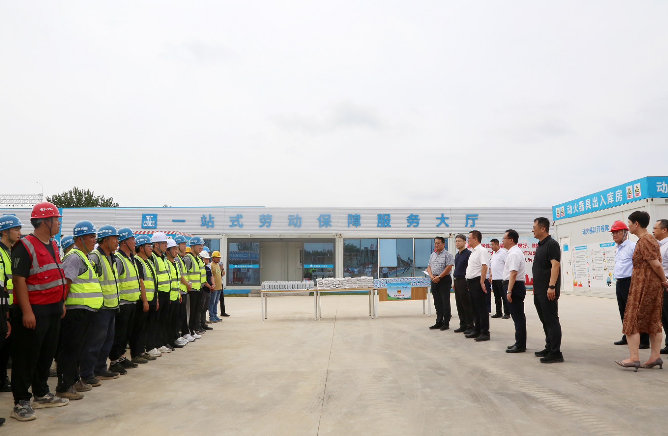 市总工会领导深入集团一线开展“夏送清凉”慰问活动 为职工撑起防暑“绿荫”