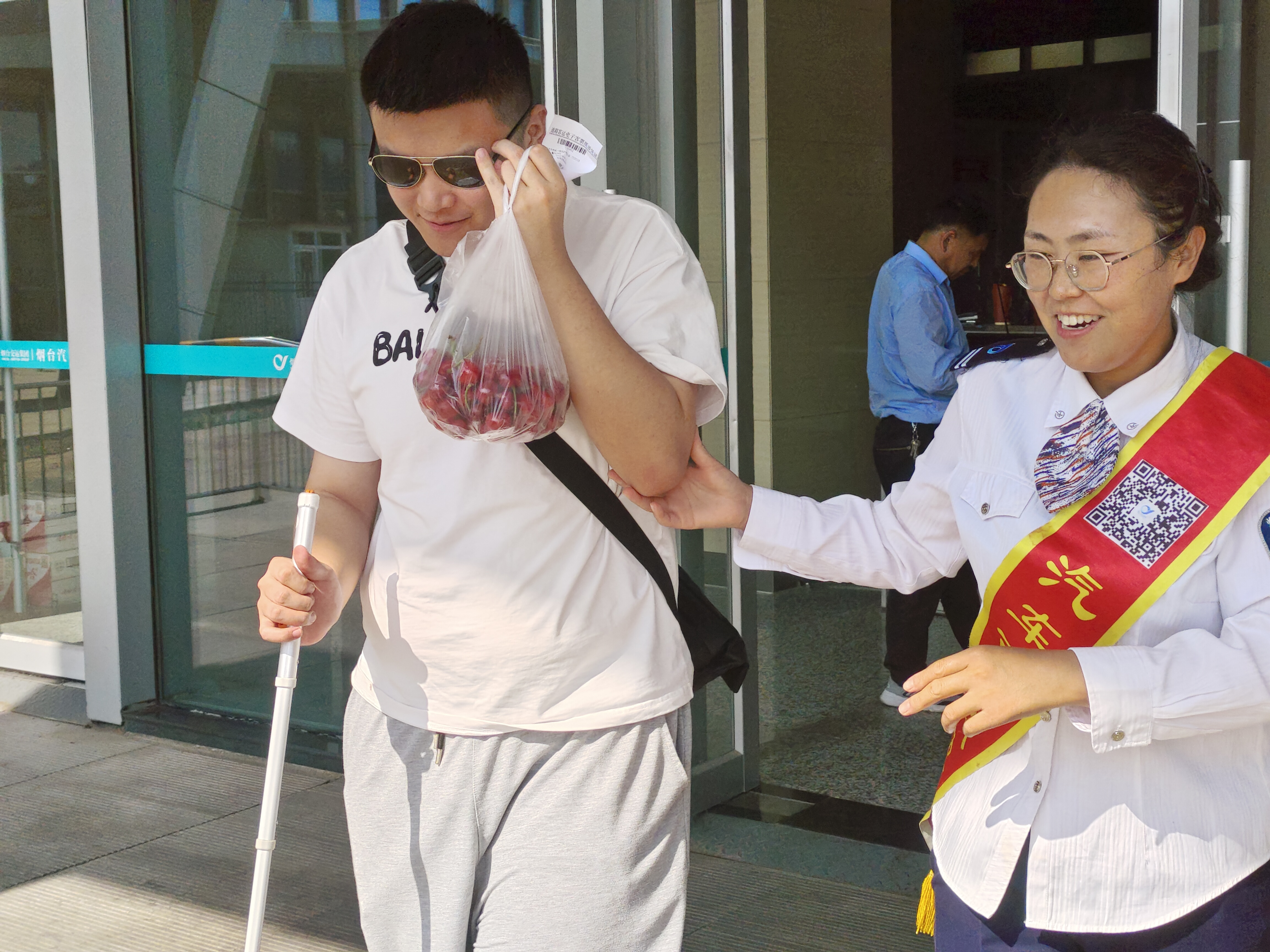 站务员王瑜引导残疾人士乘车.jpg