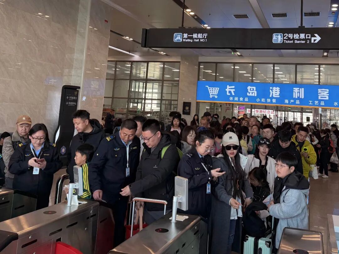 应对“三流叠加”高峰 蓬长客港交出清明假期“平安畅通”答卷